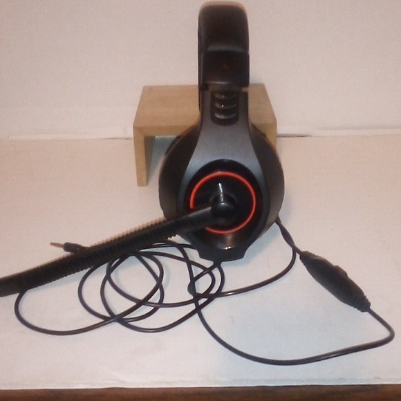 SENICC GAMER HEADPHONES WITH VOLUME CONTROL BUILT INTO CORD - Picture 3 of 3